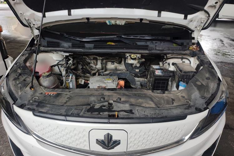 Used Livan Maple 80V 2021 Easy-to-Replace Version Lithium Iron Phosphate Engine Bay