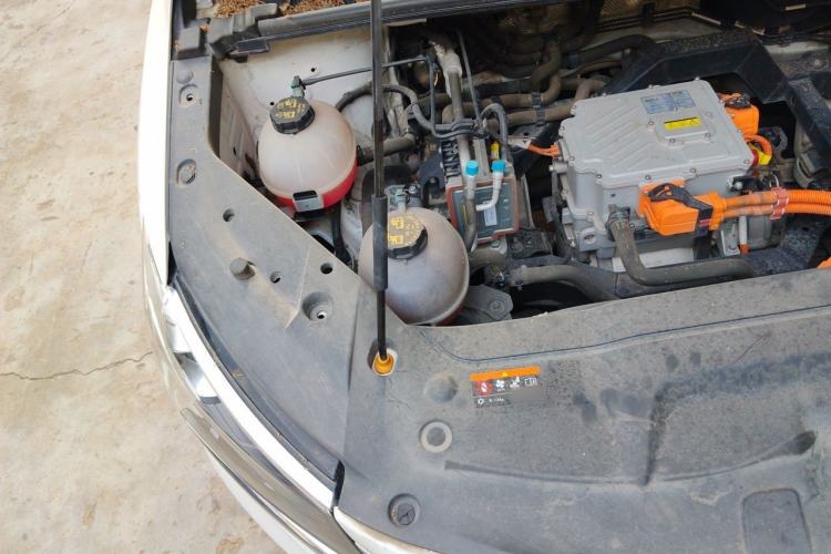 Used Livan Maple 80V 2021 Battery-Swap Premium Edition Lithium NMC Engine Bay Right