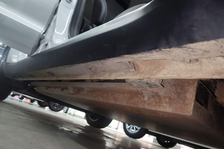 Used Livan Maple 80V 2021 Youtong Edition Ternary Lithium Right Side Sill