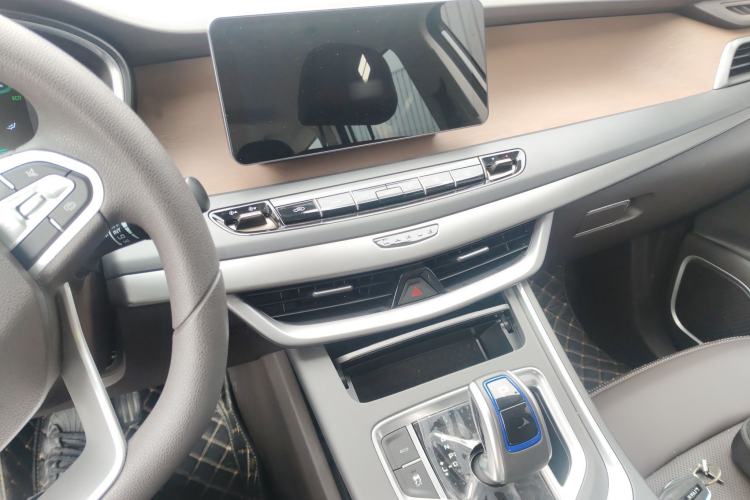 Used Livan Maple 80v L 2024 407 km 6 Seats Audio And AC Panel