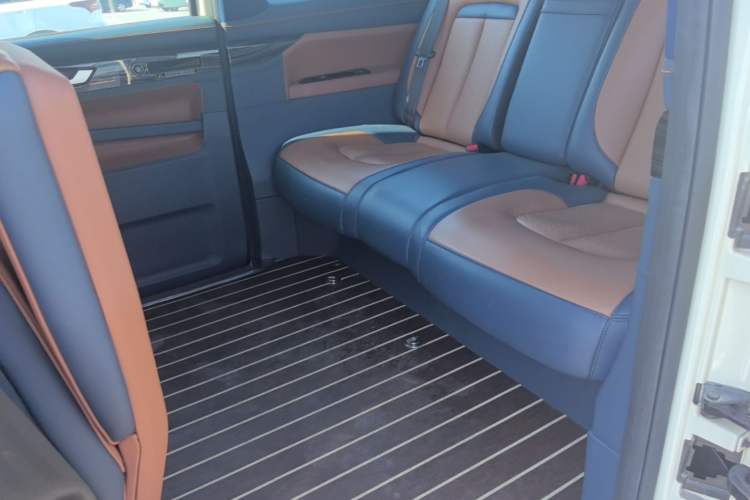Used Lorinser LX 2021 seven-seater version Left Rear Seat