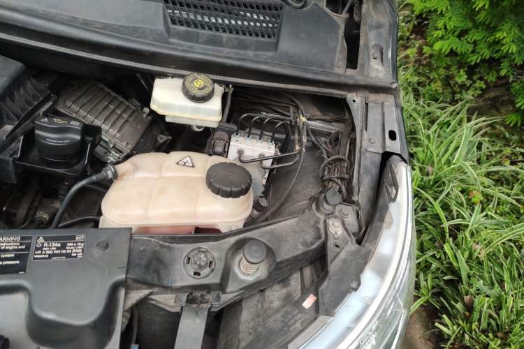 Used Lorinser Metris MS500  Engine Bay Left