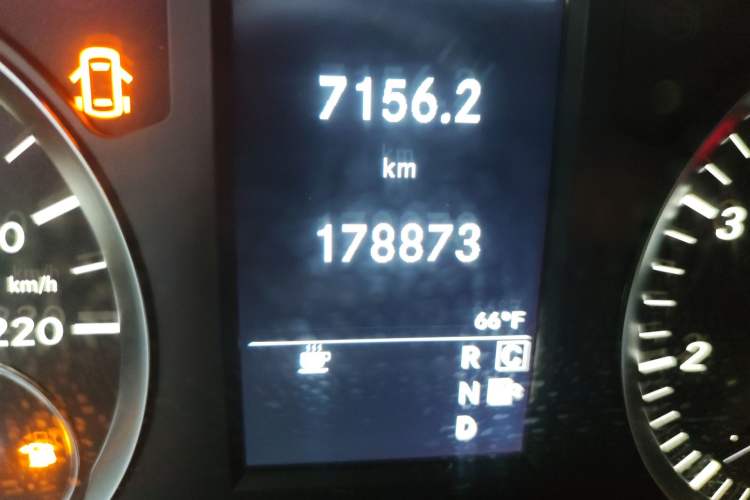 Used Lorinser Metris MS500  Odometer Close Up