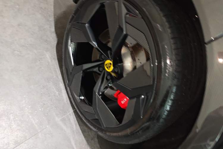 Used Lotus ELETRE 2023 ELETRE R+ Right Rear Wheel Hub