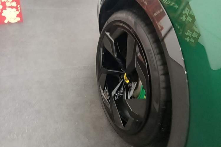 Used Lotus ELETRE 2023 ELETRE R+ Right Rear Wheel Hub