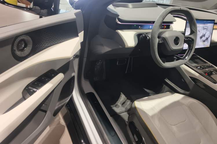Used Lotus EMEYA 2025 600 Touring Edition Driver Seat