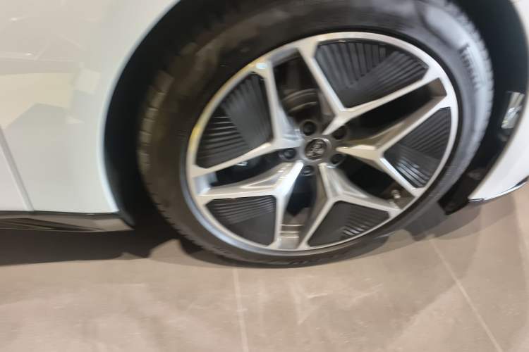 Used Lotus EMEYA 2025 600 Touring Edition Right Front Wheel Hub