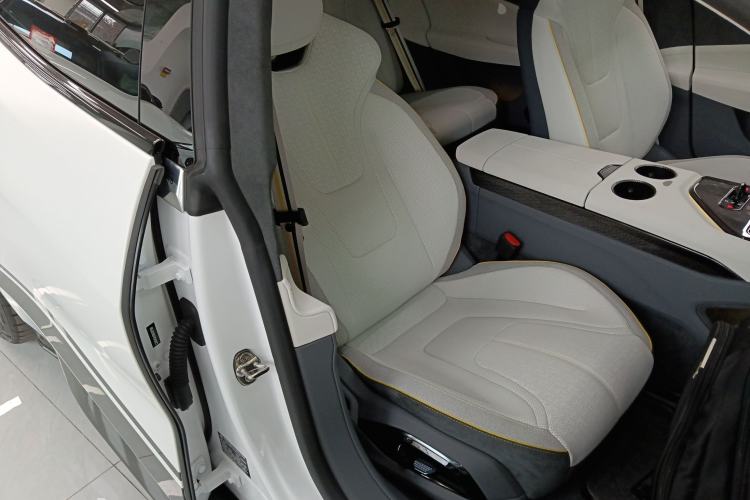 Used Lotus EMEYA 2024 EMEYA L+ Right Front Seat