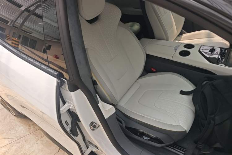 Used Lotus EMEYA 2024 EMEYA L+ Right Front Seat