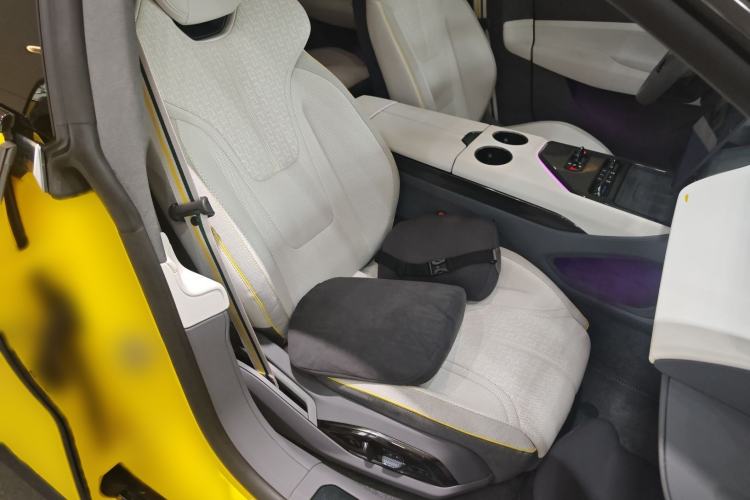 Used Lotus EMEYA 2024 EMEYA S+ Right Front Seat