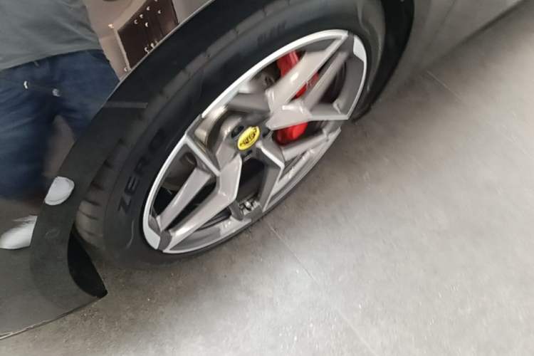 Used Lotus EMEYA 2025 600 Luxury Edition Left Front Wheel Hub