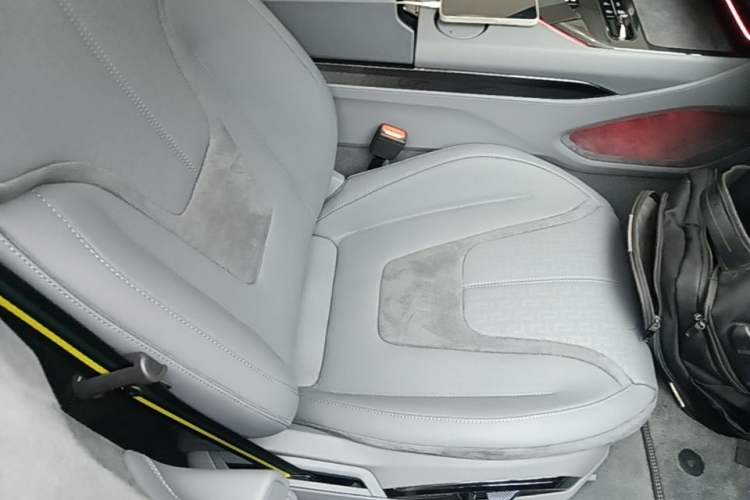Used Lotus EMEYA 2025 600 Luxury Edition Right Front Seat