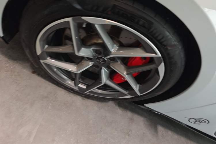 Used Lotus EMEYA 2025 600 Touring Edition Left Front Wheel Hub