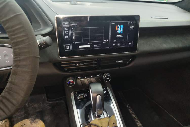 Used Lotus EMIRA 2021 2.0T DCT First Edition Audio And AC Panel