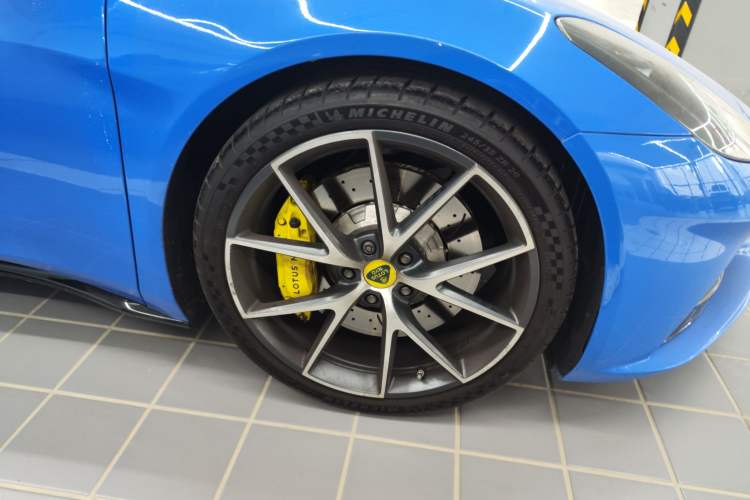Used Lotus EMIRA 2021 2.0T DCT First Edition Right Front Wheel Hub