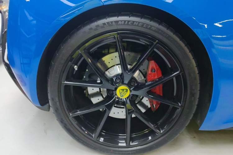Used Lotus EMIRA 2021 2.0T DCT First Edition Right Rear Wheel Hub