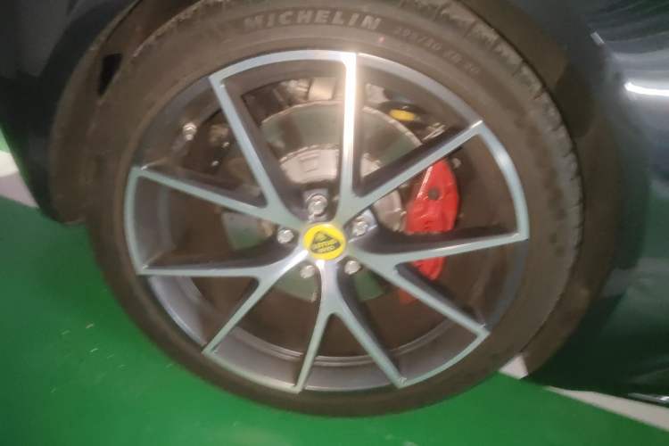 Used Lotus EMIRA 2021 2.0T DCT First Edition Right Rear Wheel Hub