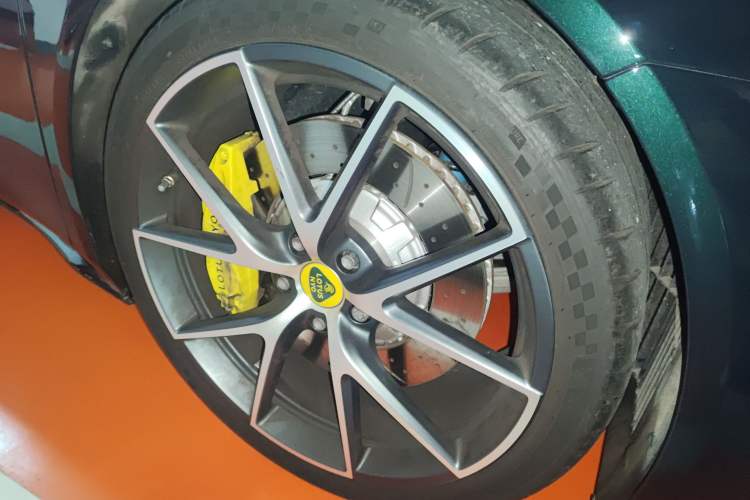 Used Lotus EMIRA 2022 3.5T V6 Manual First Edition Right Front Wheel Hub
