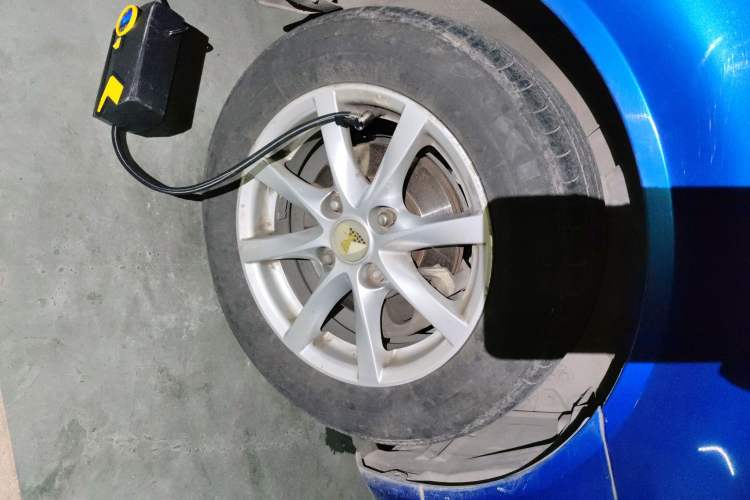 Used Lotus L3 2013 GT 1.6L Automatic Deluxe Model Right Front Wheel Hub