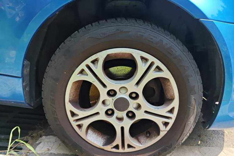 Used Lotus L3 2013 GT 1.6L Automatic Deluxe Model Right Front Wheel Hub
