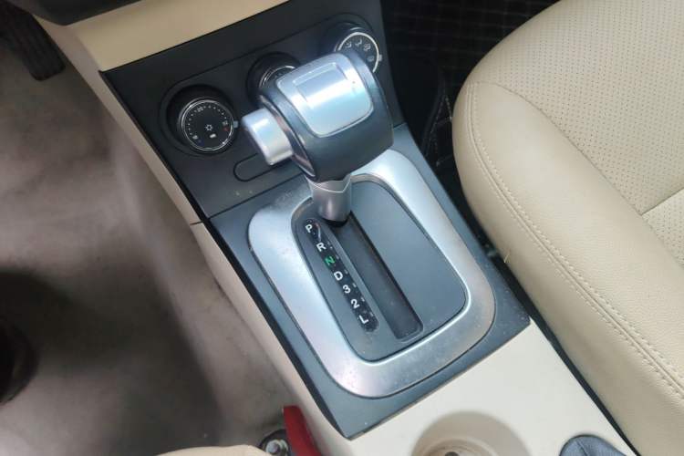 Used Lotus L5 2011 Sedan 1.6L Automatic Fashion Edition Gear Lever