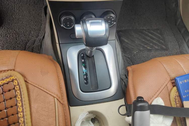 Used Lotus L5 2011 Sedan 1.6L Automatic Fashion Navigation Edition Gear Lever