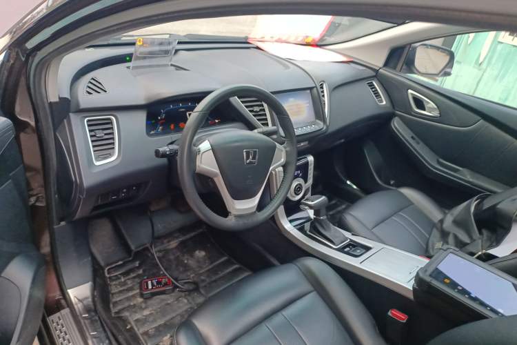 Used Luxgen 5 2014 Honor Navigation Edition 1.8T Automatic Luxury Model Center Console