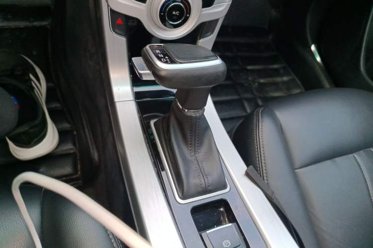 Used Luxgen 5 2014 Honor Navigation Edition 1.8T Automatic Luxury Model Gear Lever