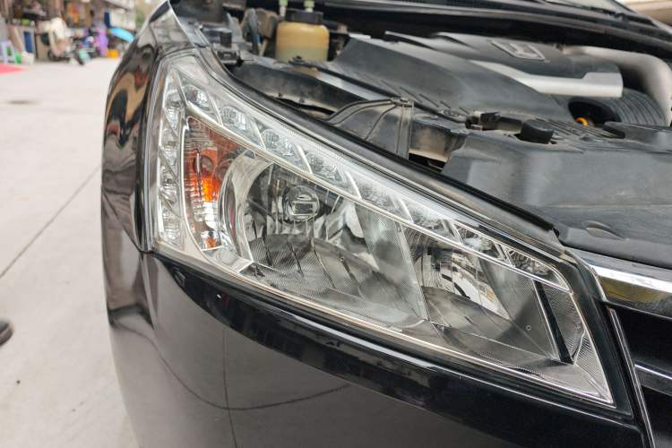 Used Luxgen 5 2013 1.8T Automatic Luxury Model Right Front Headlight