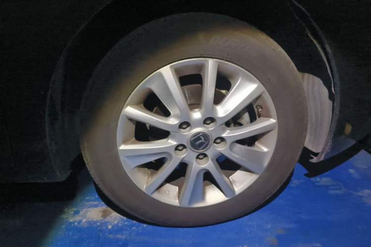 Used Luxgen 5 2013 1.8T Automatic Luxury Model Right Front Wheel Hub