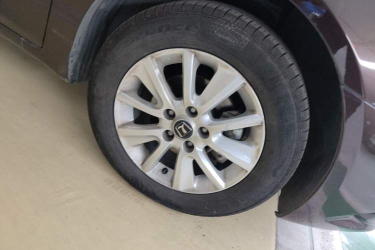 Used Luxgen 5 2013 1.8T Automatic Luxury Model Right Front Wheel Hub