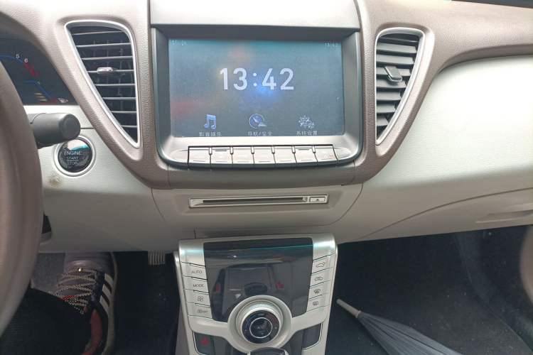 Used Luxgen 5 2013 1.8T Automatic Luxury Model Audio And AC Panel