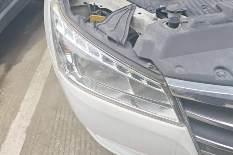 Used Luxgen 5 2013 1.8T Automatic Luxury Model Right Front Headlight