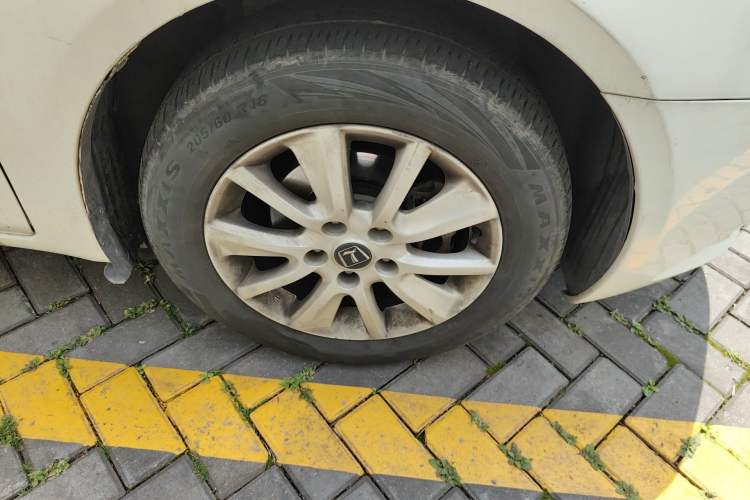 Used Luxgen 5 2013 1.8T Automatic Luxury Model Right Front Wheel Hub