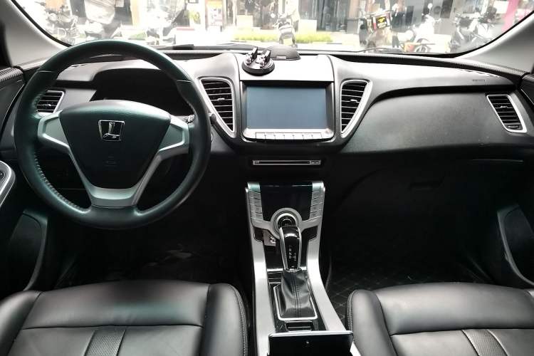 Used Luxgen 5 2014 Dance Limited Edition 1.8T Automatic Luxury Version Center Console