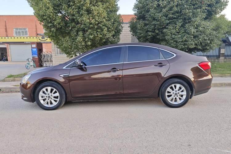 Used Luxgen 5 2014 Dance Limited Edition 1.8T Automatic Luxury Version Exterior 4