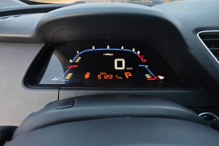 Used Luxgen 5 2014 Dance Limited Edition 1.8T Automatic Luxury Version Odometer Close Up