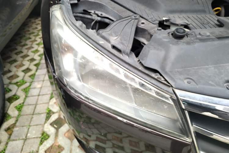 Used Luxgen 5 2014 Dance Limited Edition 1.8T Automatic Luxury Version Right Front Headlight