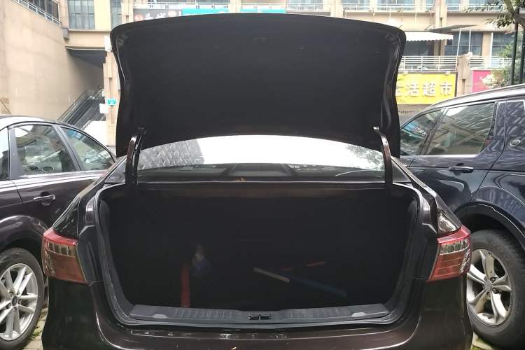 Used Luxgen 5 2014 Dance Limited Edition 1.8T Automatic Luxury Version Trunk