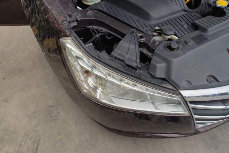 Used Luxgen 5 2014 Dance Limited Edition 1.8T Automatic Luxury Version Right Front Headlight