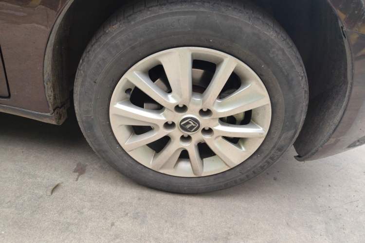 Used Luxgen 5 2014 Dance Limited Edition 1.8T Automatic Luxury Version Right Front Wheel Hub