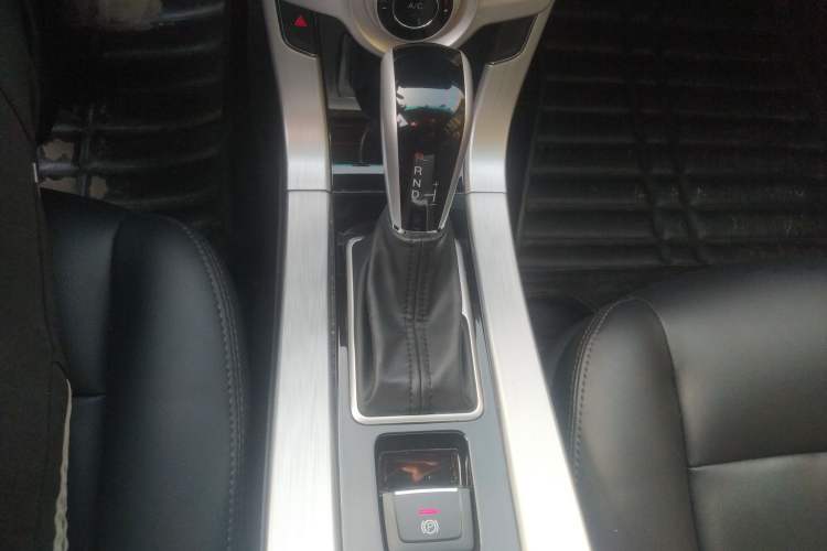 Used Luxgen 5 2014 Dance Limited Edition 1.8T Automatic Luxury Version Gear Lever