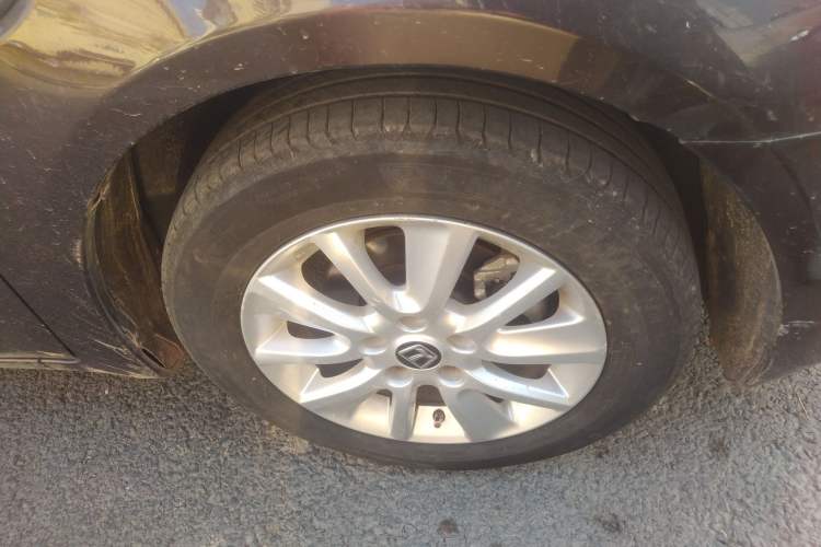 Used Luxgen 5 2014 Dance Limited Edition 1.8T Automatic Luxury Version Right Front Wheel Hub