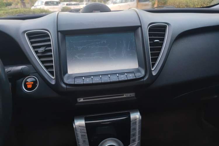 Used Luxgen 5 2014 Dance Limited Edition 1.8T Automatic Luxury Version Audio And AC Panel