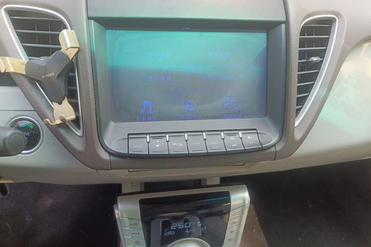 Used Luxgen 5 2014 Honor Navigation Edition 1.8T Automatic Luxury Model Audio And AC Panel