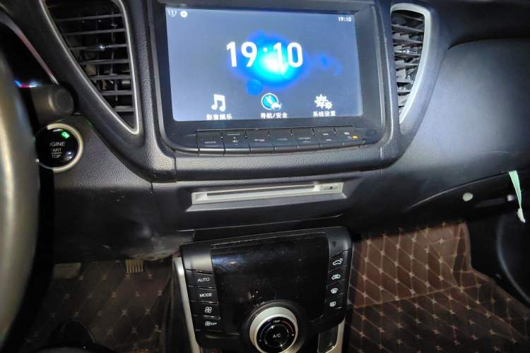Used Luxgen 5 2014 Dance Limited Edition 1.8T Automatic Luxury Version Audio And AC Panel