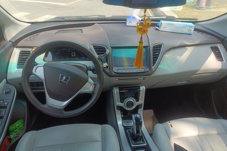 Used Luxgen 5 2014 Honor Navigation Edition 1.8T Automatic Luxury Model Center Console