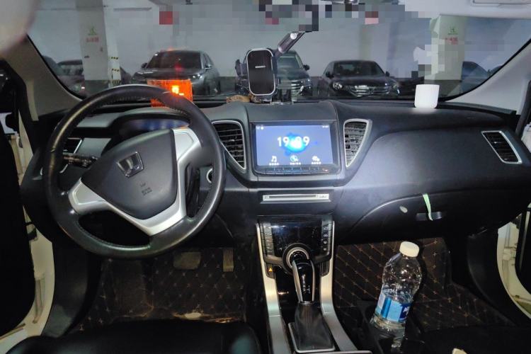 Used Luxgen 5 2014 Dance Limited Edition 1.8T Automatic Luxury Version Center Console