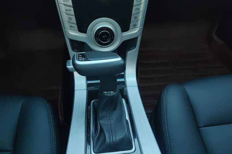 Used Luxgen 5 2014 Dance Limited Edition 1.8T Automatic Luxury Version Gear Lever