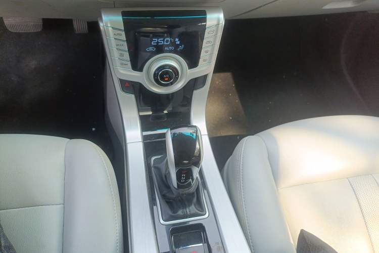 Used Luxgen 5 2014 Honor Navigation Edition 1.8T Automatic Luxury Model Gear Lever